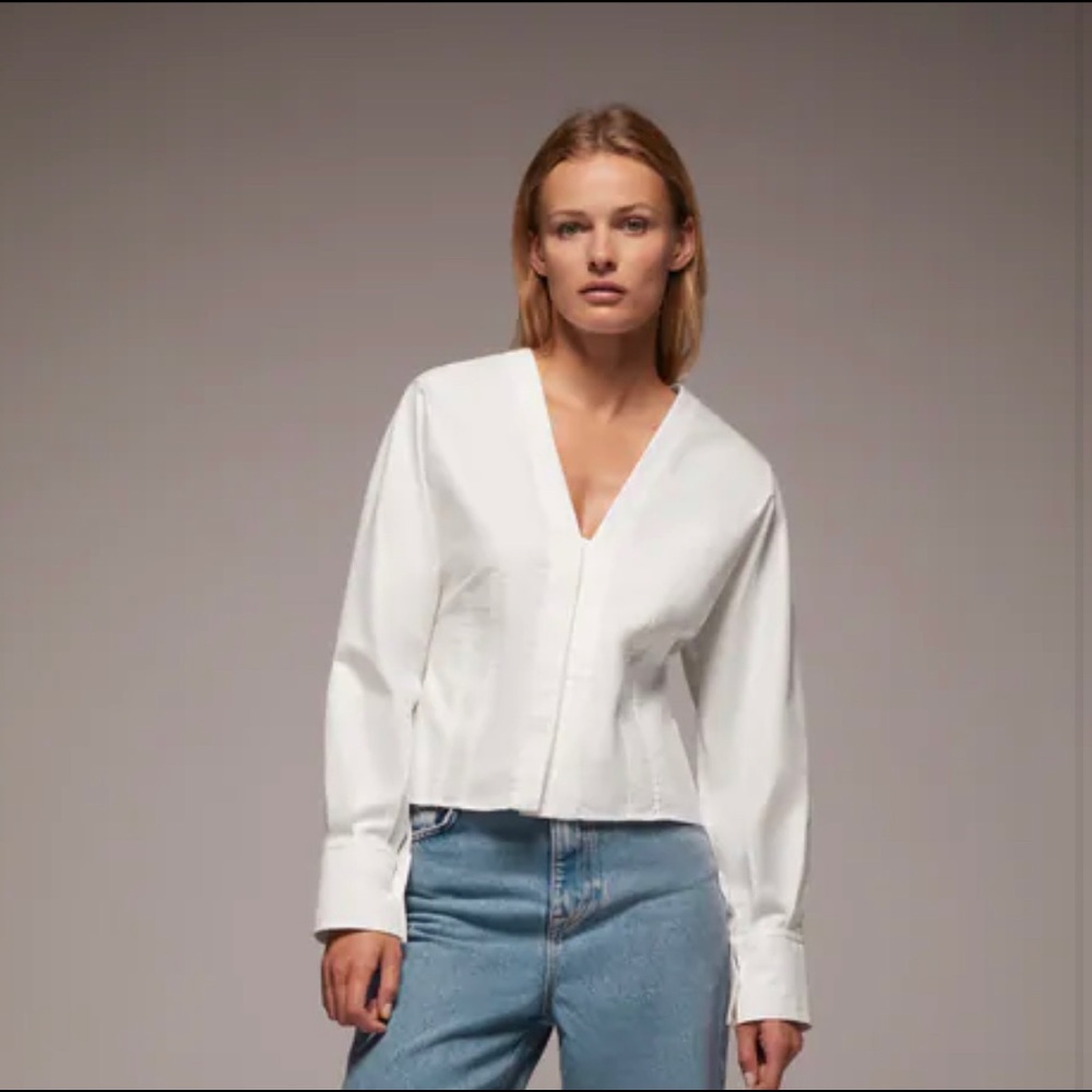 Zara XS
SHIRT WITH DARTS
White